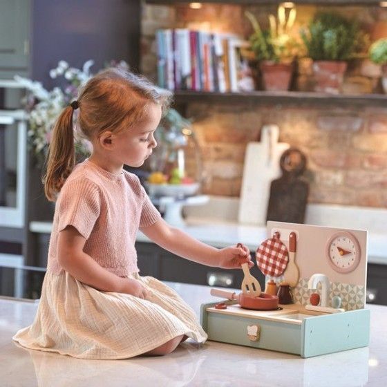 Tender Leaf Toys Fa hordozható konyha, mini szakács -