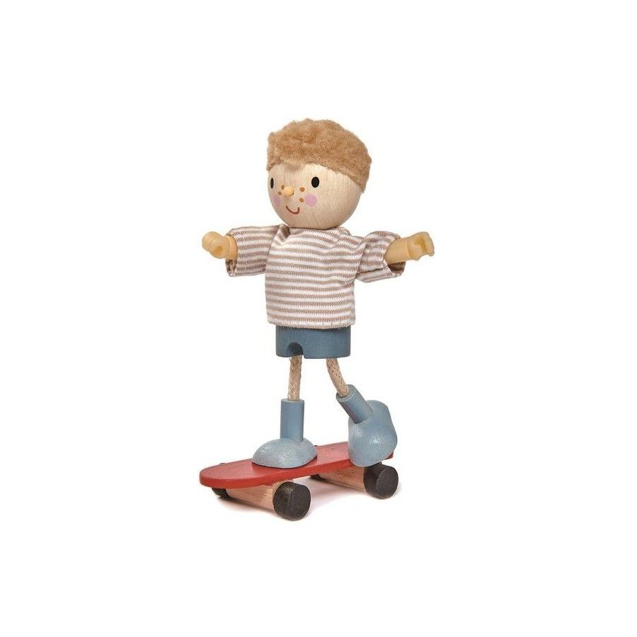 Tender Leaf Toys Une poupée Edward sur un skateboard