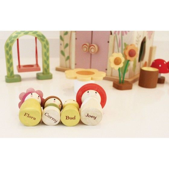 Tender Leaf Toys Una casa forestal portátil con equipamiento y