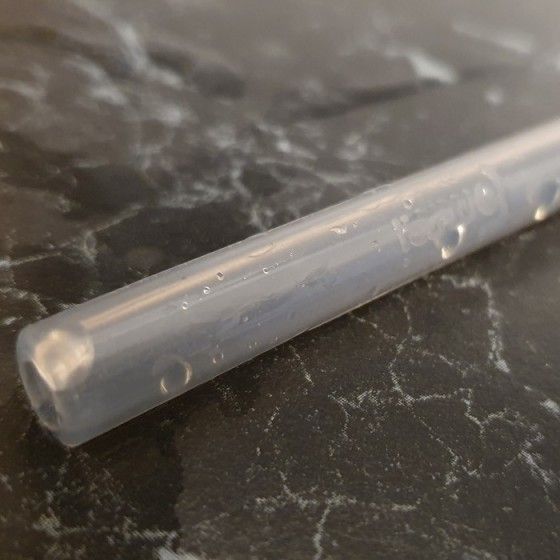 Fommi Una paja reutilizable en una caja gris