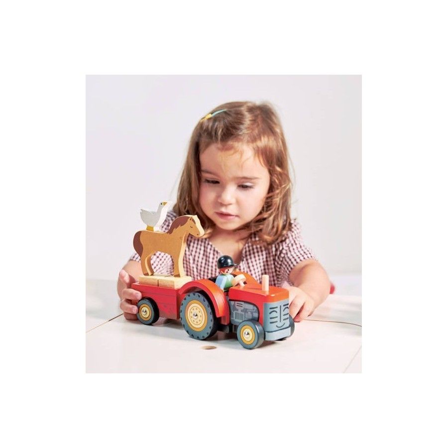 Tender Leaf Toys Trattore in legno con rimorchio e accessori