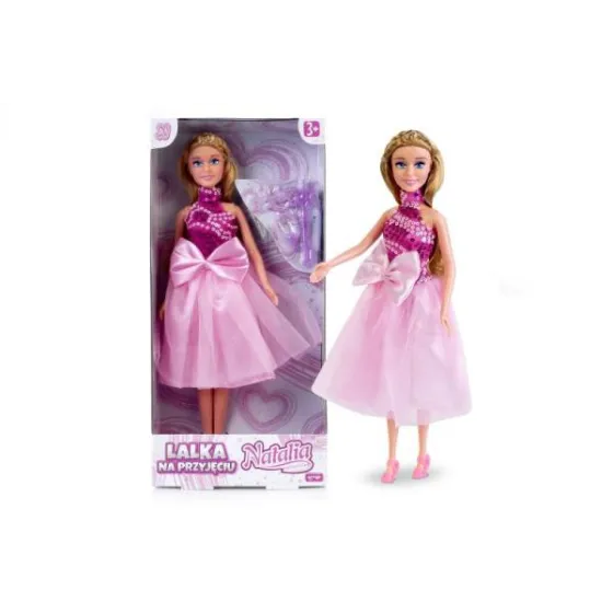 Natalia, une poupée avec une robe rose