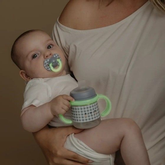 Suavinex Pierwszy kubek z silikonowym ustnikiem 150 ml świecący
