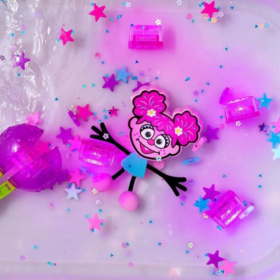 Glo Pals Postać do kąpieli Abby zestaw z dwiema kostkami sensorycznymi świecącymi w wodzie
