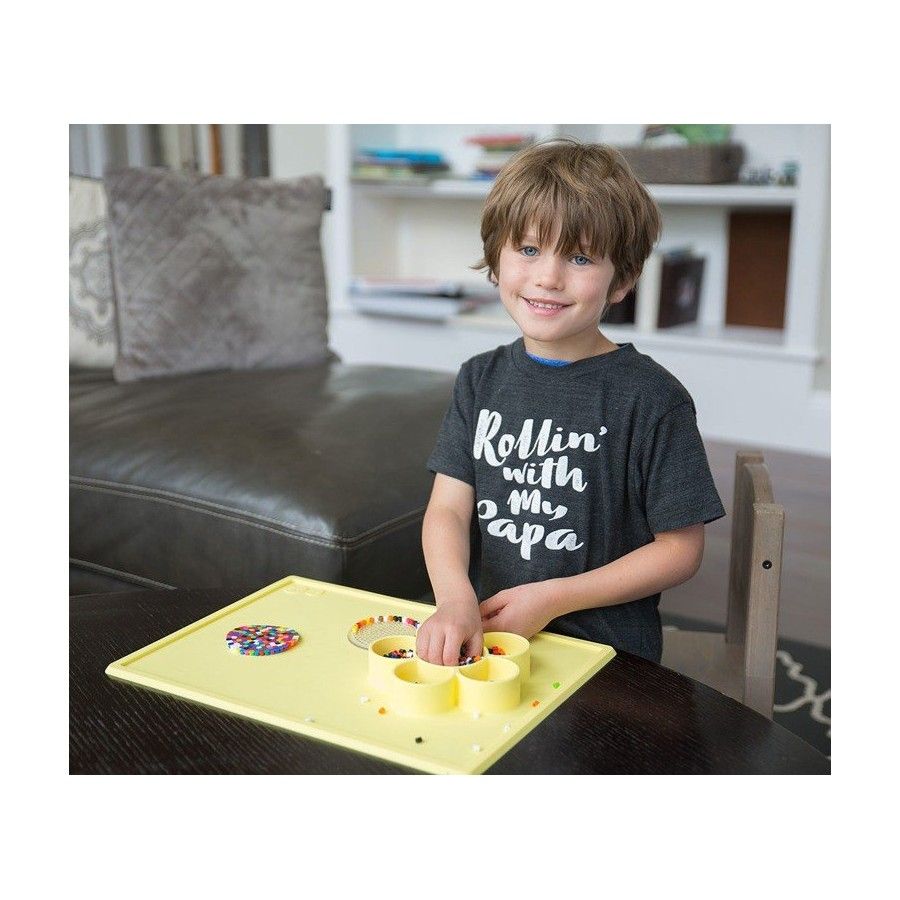 EZPZ 带容器的硅胶游戏垫 2 合 1 花朵游戏垫，黄色